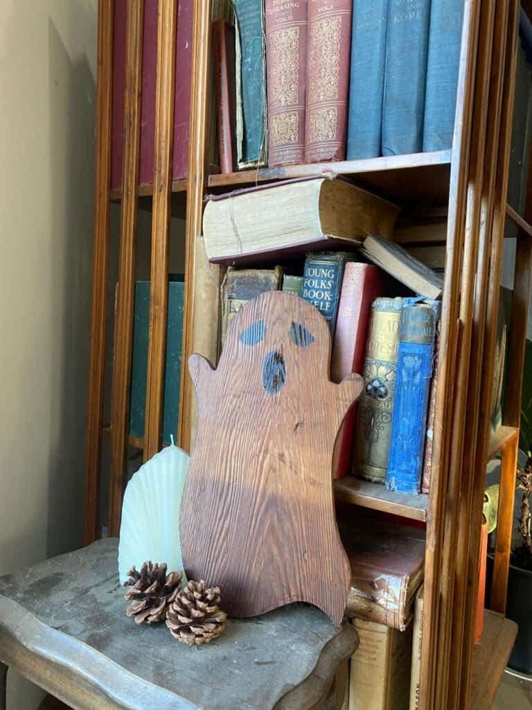 Wooden Halloween Serving Board DIY (Perfect for snacks !)